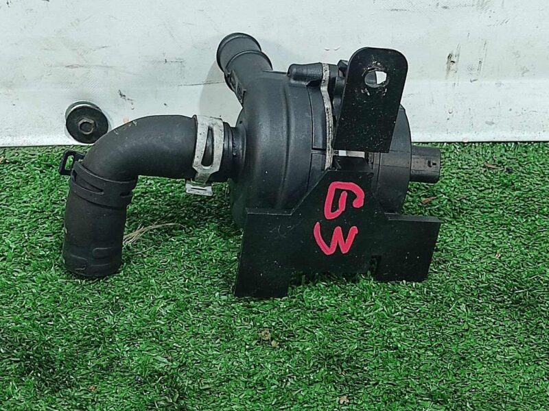 J9C5560 Electric water pump Jaguar F-Pace X761 (2017-) Used - Image 16