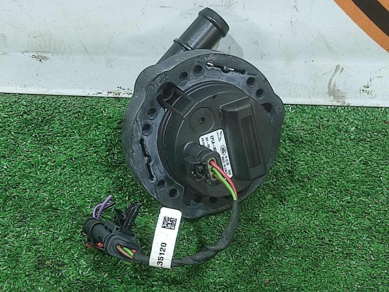J9C5560 Electric water pump Jaguar F-Pace X761 (2017-) Used - Image 18