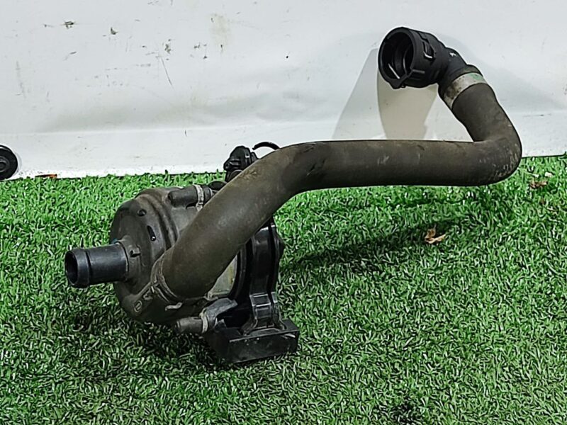 J9C5560 Electric water pump Jaguar F-Pace X761 (2017-) Used cost 55 € in stock 3 pcs.