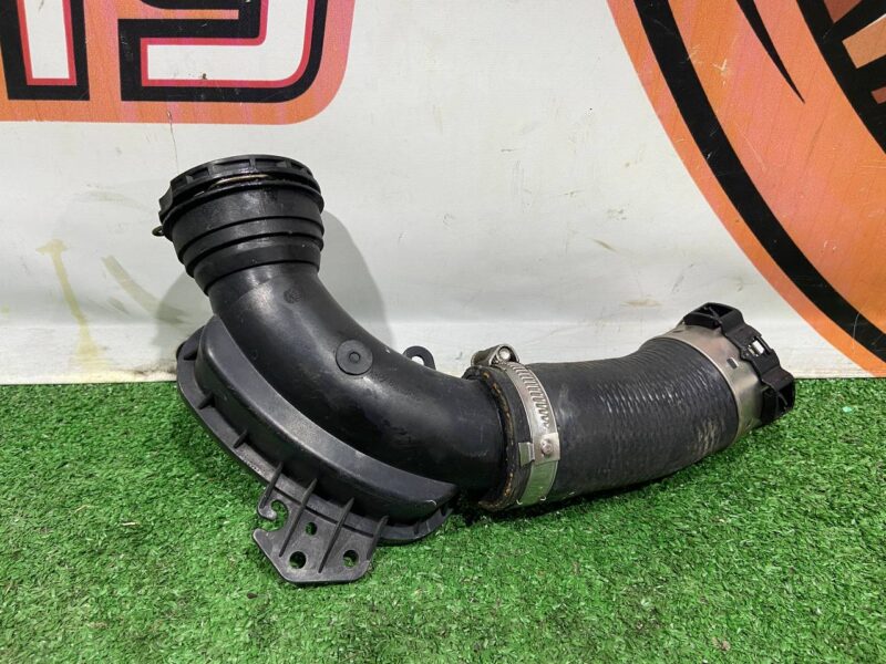 J9C7413 Intercooler Hose Jaguar E-Pace X540 (2017-) Used cost 80 € in stock 2 pcs.