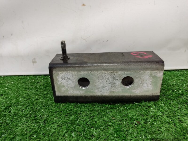 LR033057 Bracket for bumper amplifier left Range Rover Sport L494 (2014-2022) Used cost 15 € in stock 4 pcs.