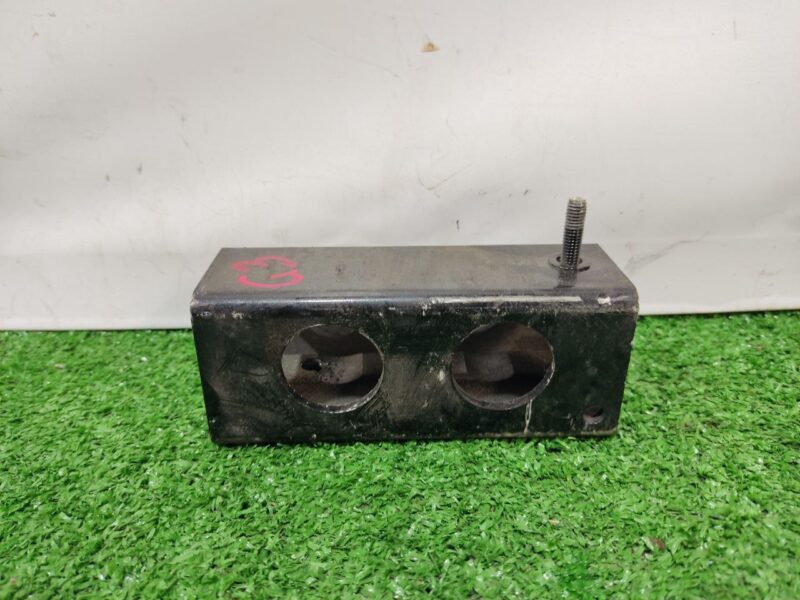 LR033057 Bracket for bumper amplifier left Range Rover Sport L494 (2014-2022) Used cost 15 € in stock 4 pcs.