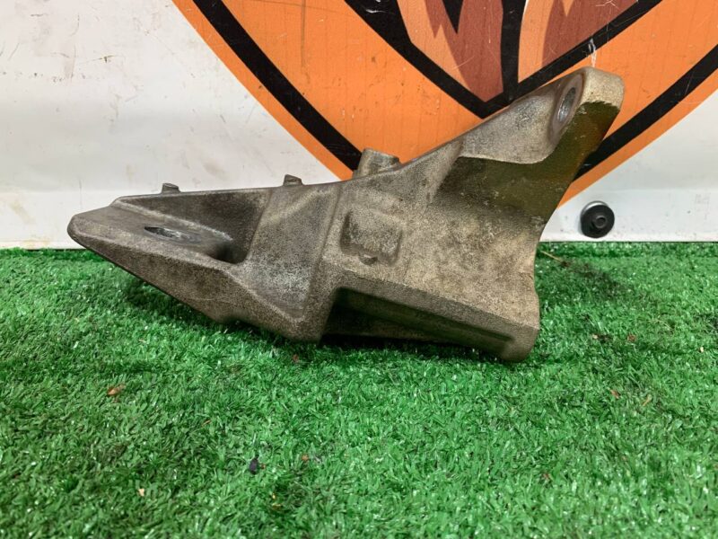 LR033181 Engine cushion bracket right 3.0TD Range Rover Sport L494 Used - Image 12