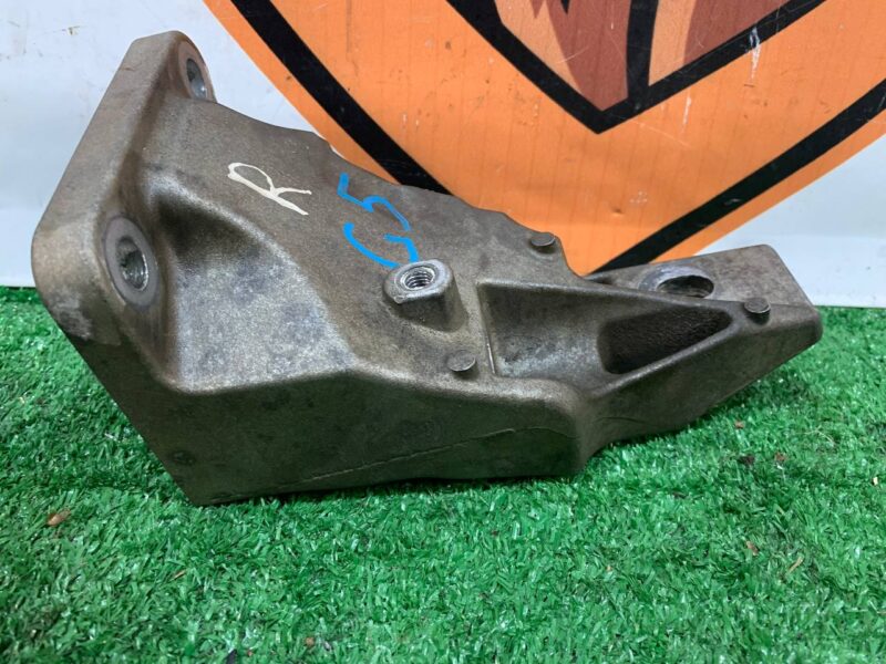 LR033181 Engine cushion bracket right 3.0TD Range Rover Sport L494 Used - Image 14