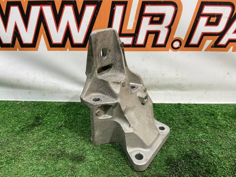 LR033181 Engine cushion bracket right 3.0TD Range Rover Sport L494 Used cost 30 € in stock 6 pcs.