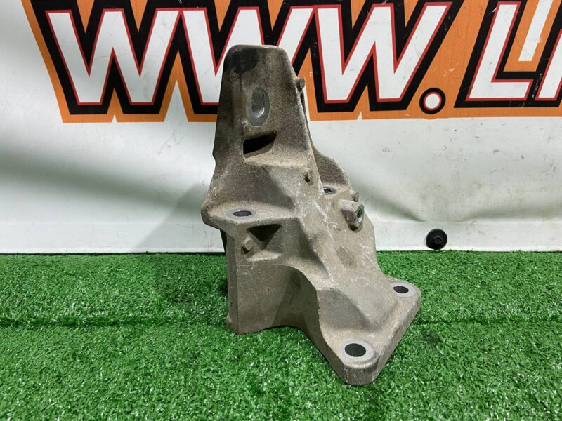 LR033181 Engine cushion bracket right 3.0TD Range Rover Sport L494 Used cost 30 € in stock 6 pcs.