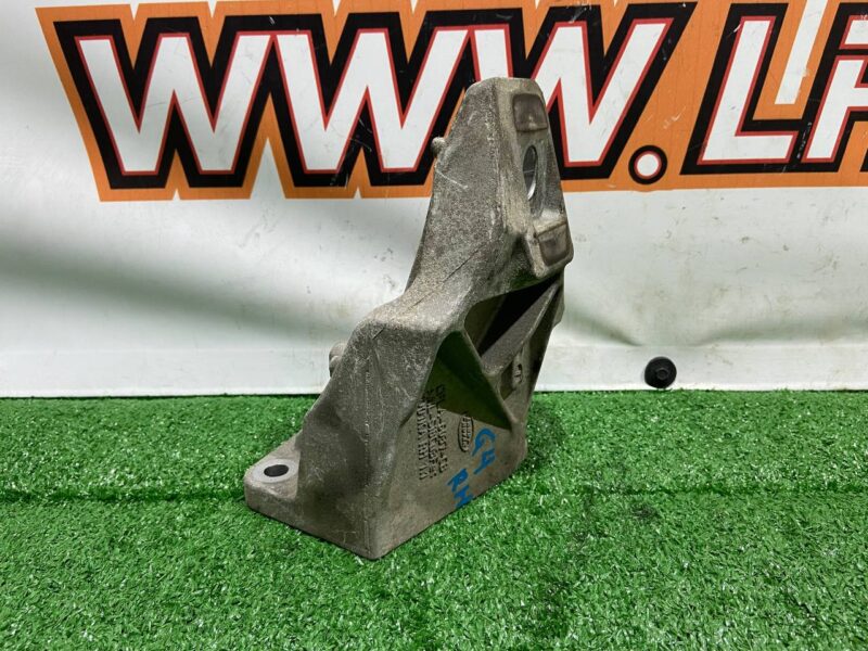 LR033181 Engine cushion bracket right 3.0TD Range Rover Sport L494 Used cost 30 € in stock 6 pcs.