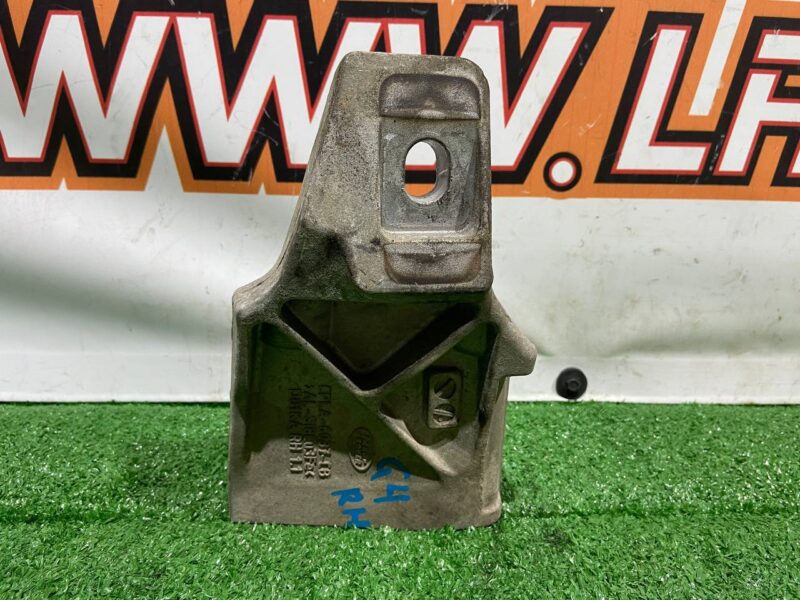 LR033181 Engine cushion bracket right 3.0TD Range Rover Sport L494 Used cost 30 € in stock 6 pcs.