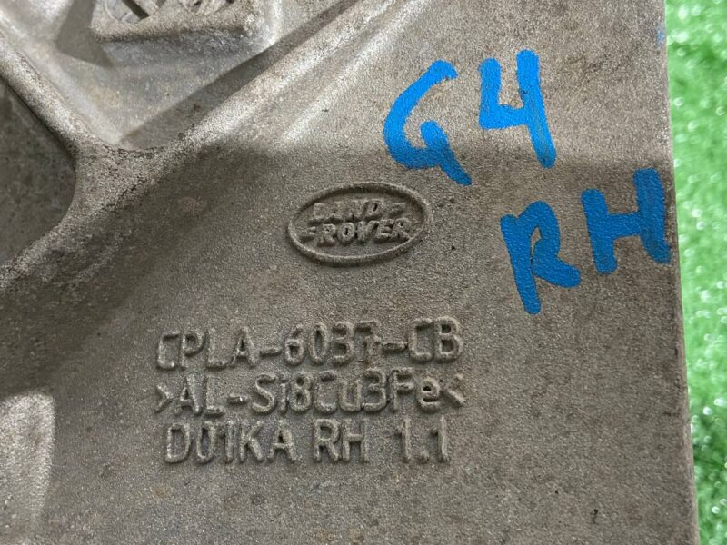 LR033181 Engine cushion bracket right 3.0TD Range Rover Sport L494 Used cost 30 € in stock 6 pcs.