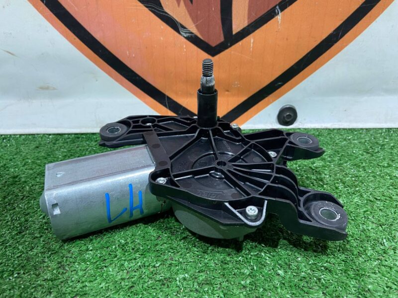 LR033420 rear wiper motor Range Rover L405 (2013-2021) Used cost 110 € in stock 4 pcs.