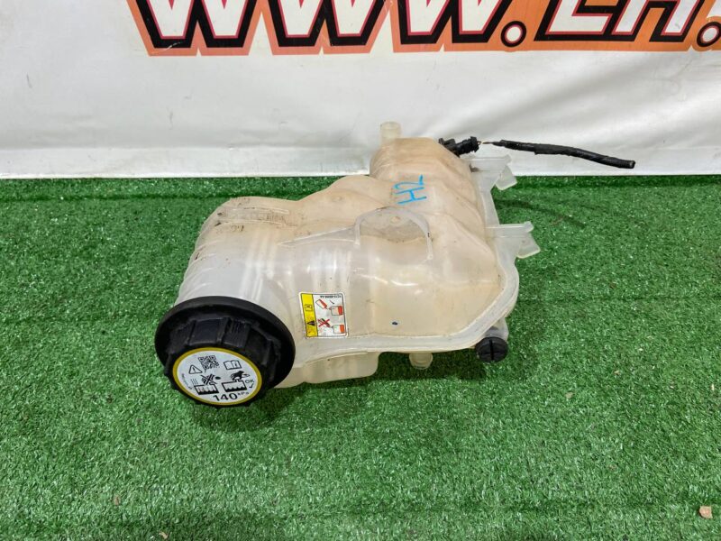 LR034654 Expansion tank 3.0IE 4.4D 5.0IE Range Rover L405 (2013-2021) Used cost 50 € in stock 6 pcs.