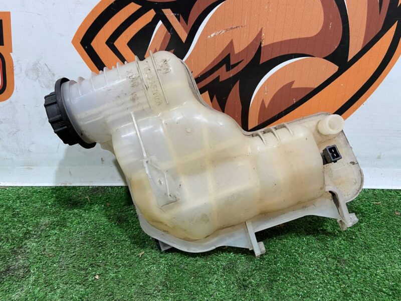LR034654 Expansion tank 3.0IE 4.4D 5.0IE Range Rover L405 (2013-2021) Used cost 50 € in stock 6 pcs.