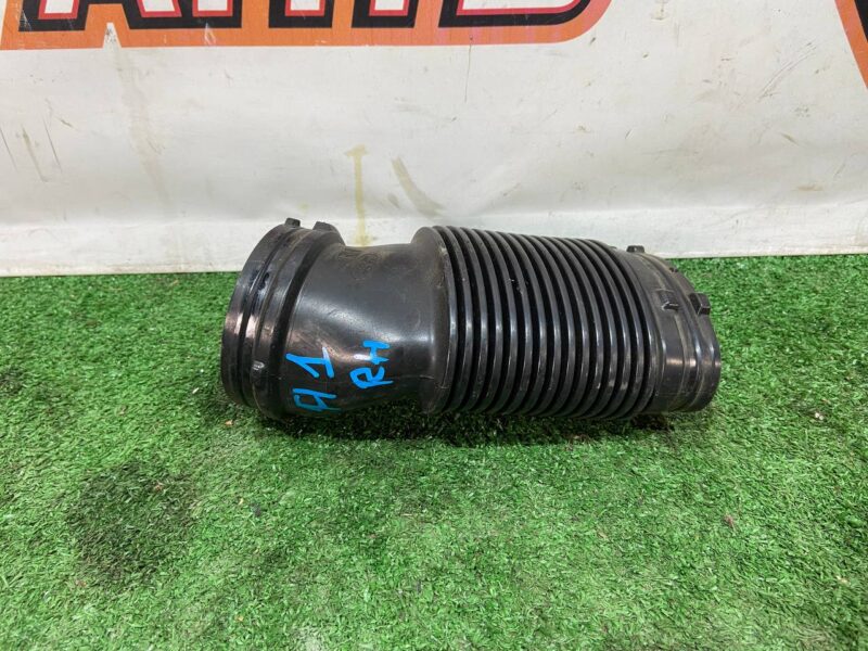 LR036433 Air duct to throttle body right Range Rover Sport L494 (2014-2022) USED cost 60 € in stock 1 pcs.