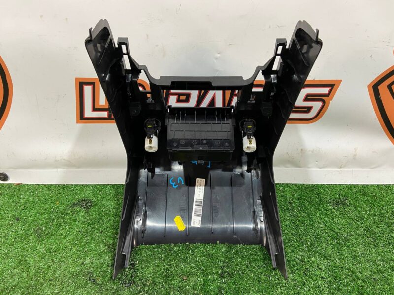 LR037389 end trim console panel Range Rover L405 (2013-2021) Used cost 75 € in stock 1 pcs.