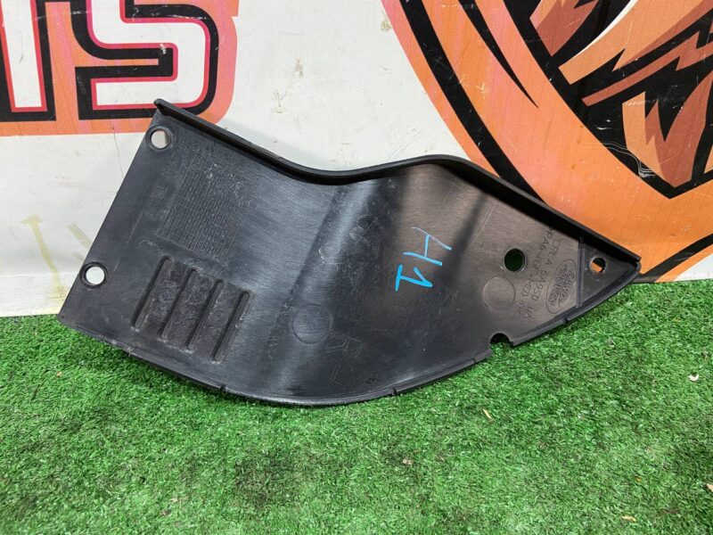 LR040701 Washer reservoir cover right Range Rover L405 (2013-2021) Used cost 10 € in stock 1 pcs.