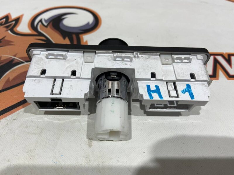 LR044901 USB Port Center Console Armrest Range Rover Sport L494 (2014-2022) Used cost 25 € in stock 4 pcs.