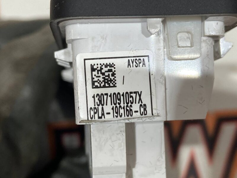 LR044901 USB Port Center Console Armrest Range Rover Sport L494 (2014-2022) Used cost 25 € in stock 4 pcs.
