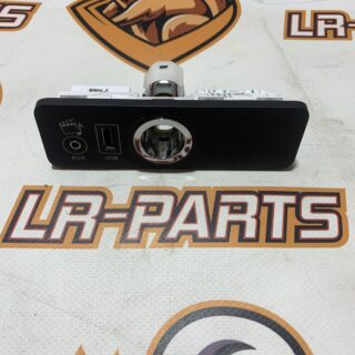 LR044901 USB connector of the center console of the armrest Range Rover Sport L494 (2014-2022) Used cost 15 € in stock 3 pcs.