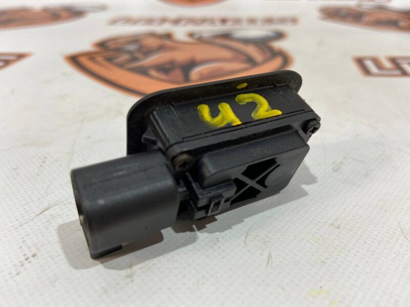 LR045165 Trunk opening button RANGE ROVER SPORT (L494) 2013- Used cost 30 € in stock 1 pcs.
