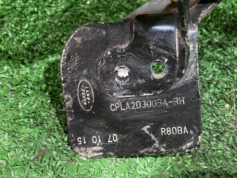 LR048131 Brake disc air duct right LAND ROVER DISCOVERY 5 (L462) Used cost 14 € in stock 1 pcs.