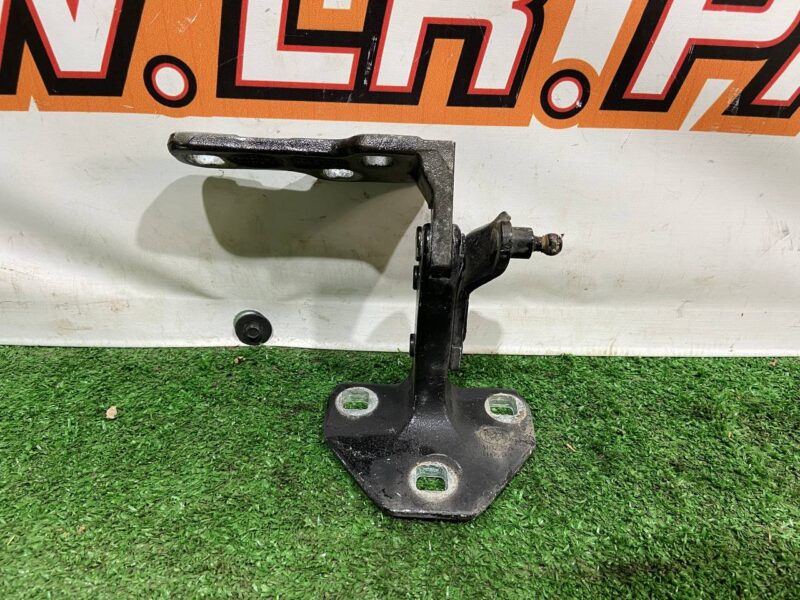 LR048168 The hinge of the raised tailgate LH Range Rover L405 (2013-2021) Used cost 22,5 € in stock 6 pcs.