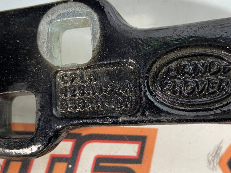 LR048168 The hinge of the raised tailgate LH Range Rover L405 (2013-2021) Used cost 22,5 € in stock 6 pcs.