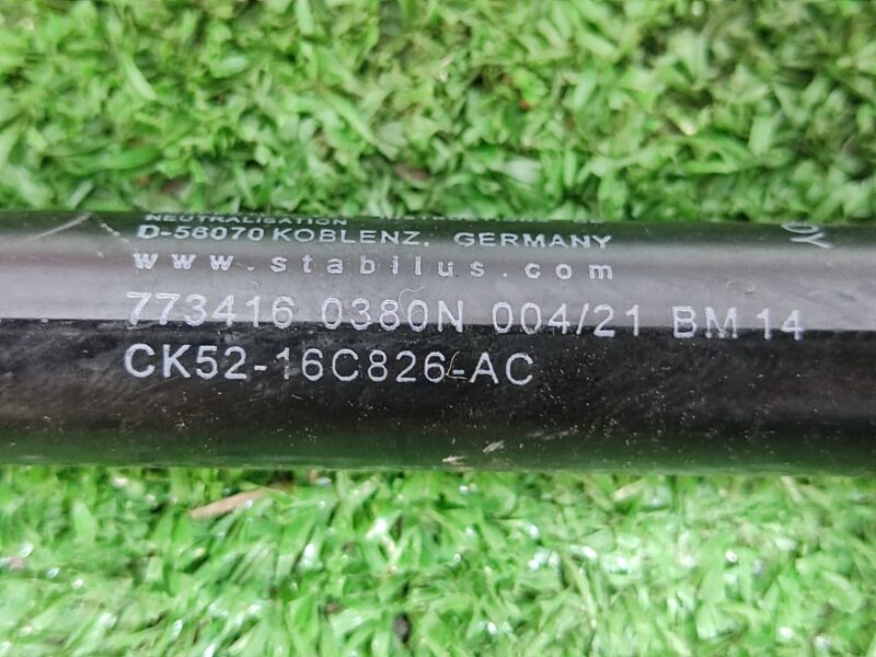LR049207 Hood shock absorber RANGE ROVER SPORT L494 13- Used cost 10 € in stock 12 pcs.