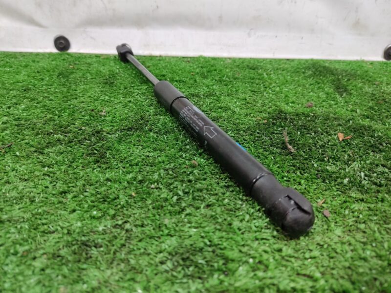 LR049207 Hood shock absorber RANGE ROVER SPORT L494 13- Used cost 10 € in stock 12 pcs.
