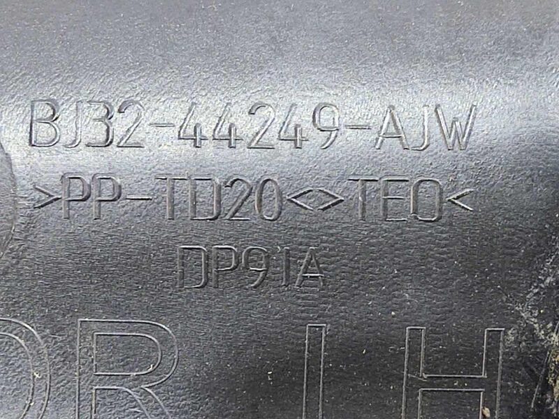 LR054318 Lifting Rear door Hinge cover left Range Rover Evoque L538 (2012-2018) Used cost 5 € in stock 1 pcs.