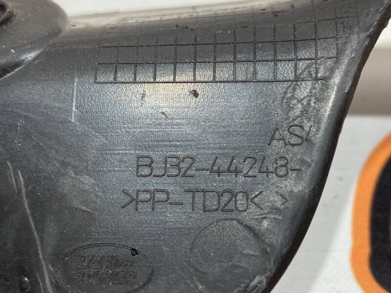LR054319 Right Rear Door Lifting Hinge Cover Range Rover Evoque L538 (2012-2018) Used cost 5 € in stock 2 pcs.