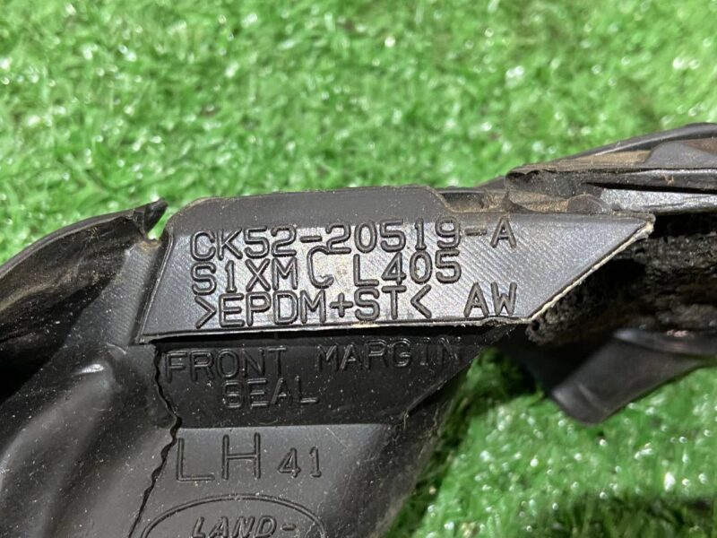 LR054777 Front left door seal Range Rover L405 (2013-2021) Used cost 50 € in stock 1 pcs.