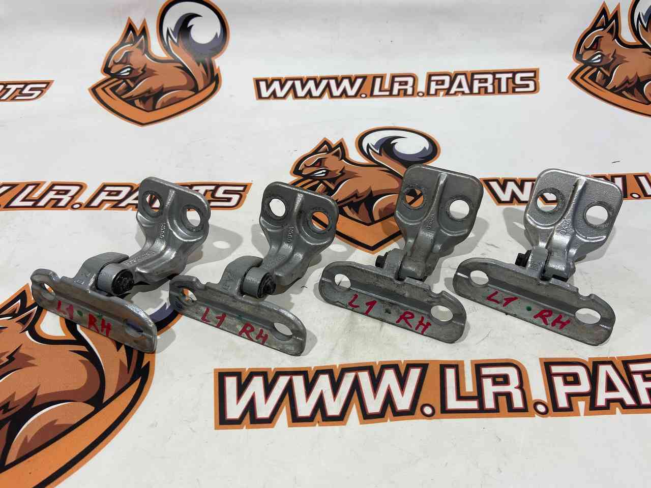 LR056351 Front/Rear door Hinge Lower right Range Rover Evoque L538 (2012-2018) Used cost 25 € in stock 2 pcs.