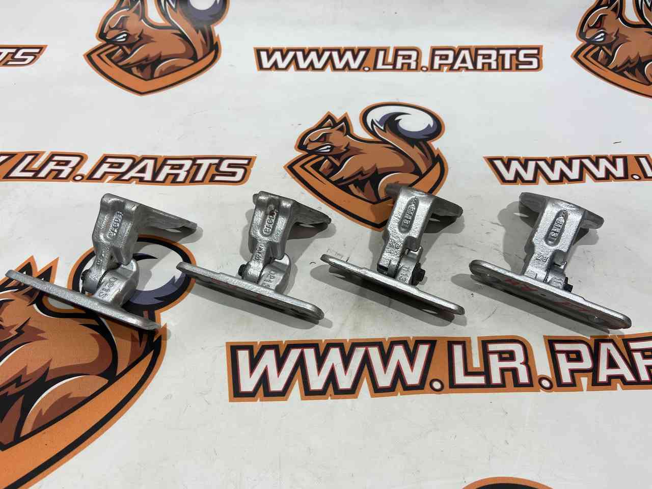 LR056351 Front/Rear door Hinge Lower right Range Rover Evoque L538 (2012-2018) Used cost 25 € in stock 2 pcs.