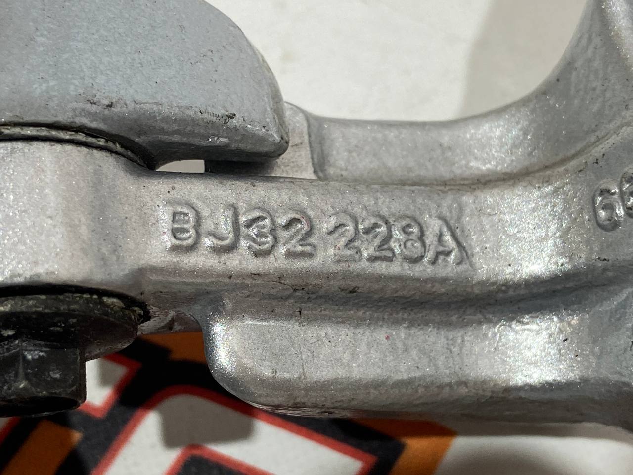 LR056351 Front/Rear door Hinge Lower right Range Rover Evoque L538 (2012-2018) Used cost 25 € in stock 2 pcs.
