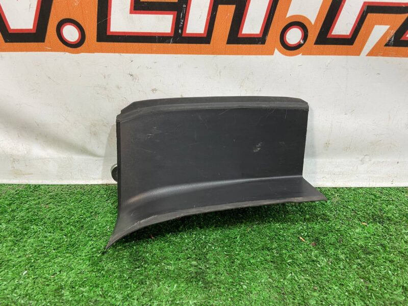 LR056800 Lamp access cover right Range Rover Sport L494 Used cost 20 € in stock 1 pcs.