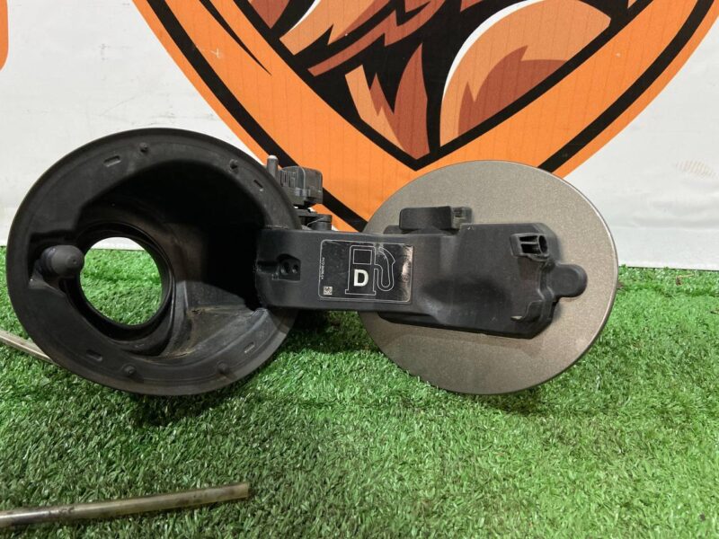 LR058473 Fuel filler flap assembly Land Rover Discovery Sport L550 (2015-) Used cost 50 € in stock 5 pcs.