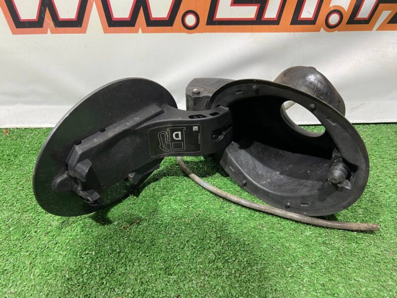 LR058473 Fuel filler flap assembly Land Rover Discovery Sport L550 (2015-) Used cost 50 € in stock 5 pcs.
