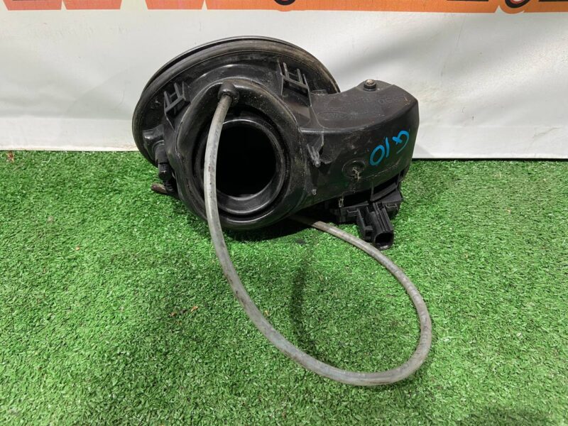 LR058473 Fuel filler flap assembly Land Rover Discovery Sport L550 (2015-) Used cost 50 € in stock 5 pcs.