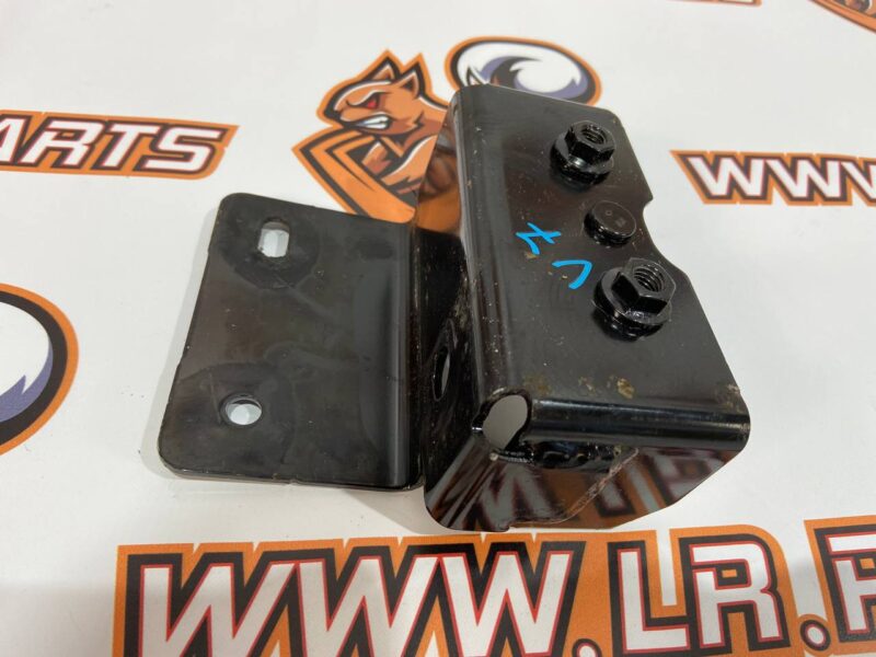 LR060753 Rear seat Bracket Right LAND ROVER DISCOVERY SPORT (L550) 2015- Used cost 10 € in stock 1 pcs.