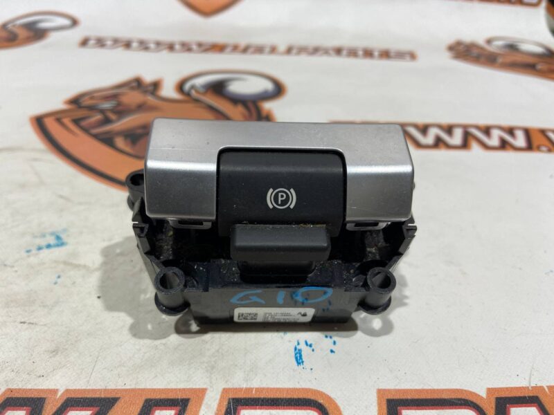 LR060857 Handbrake button Land Rover Discovery Sport L550 (2015-) Used cost 30 € in stock 1 pcs.