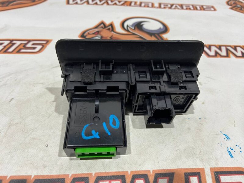 LR060997 Boot release button Land Rover Discovery Sport L550 (2015-) Used cost 50 € in stock 13 pcs.