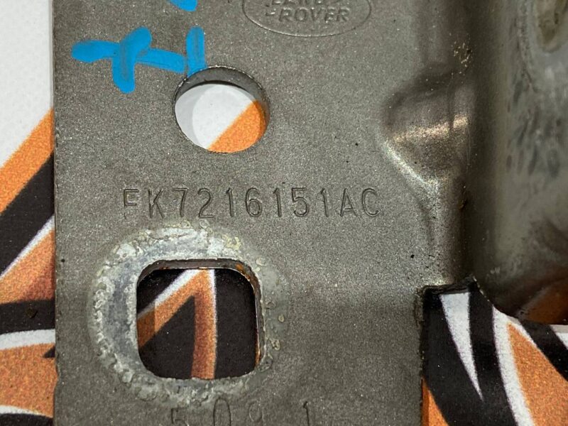 LR061255 Wing mounting bracket left Land Rover Discovery Sport L550 Used cost 20 € in stock 4 pcs.
