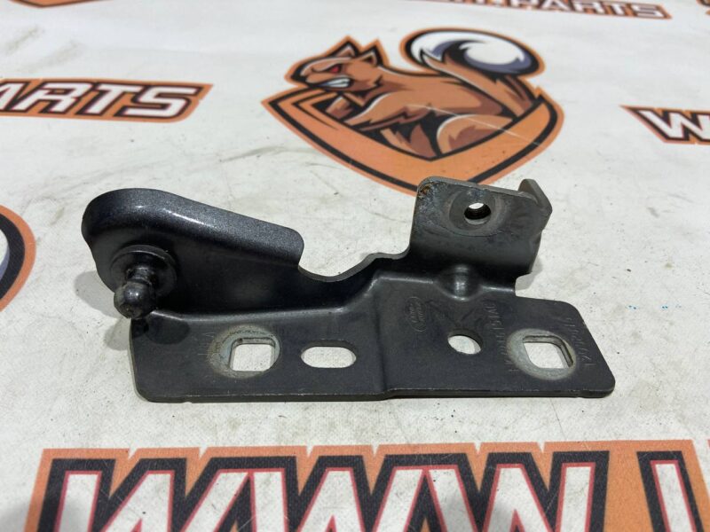 LR061255 Wing mounting bracket left Land Rover Discovery Sport L550 Used cost 20 € in stock 4 pcs.