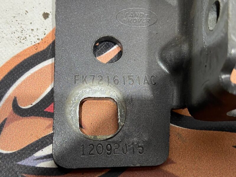 LR061255 Wing mounting bracket left Land Rover Discovery Sport L550 Used cost 20 € in stock 4 pcs.