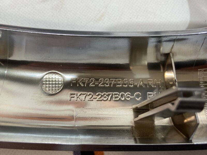 LR063722 Decorative door cover for Front Right Land Rover Discovery Sport L550 (2015-) Used cost 10 € in stock 1 pcs.