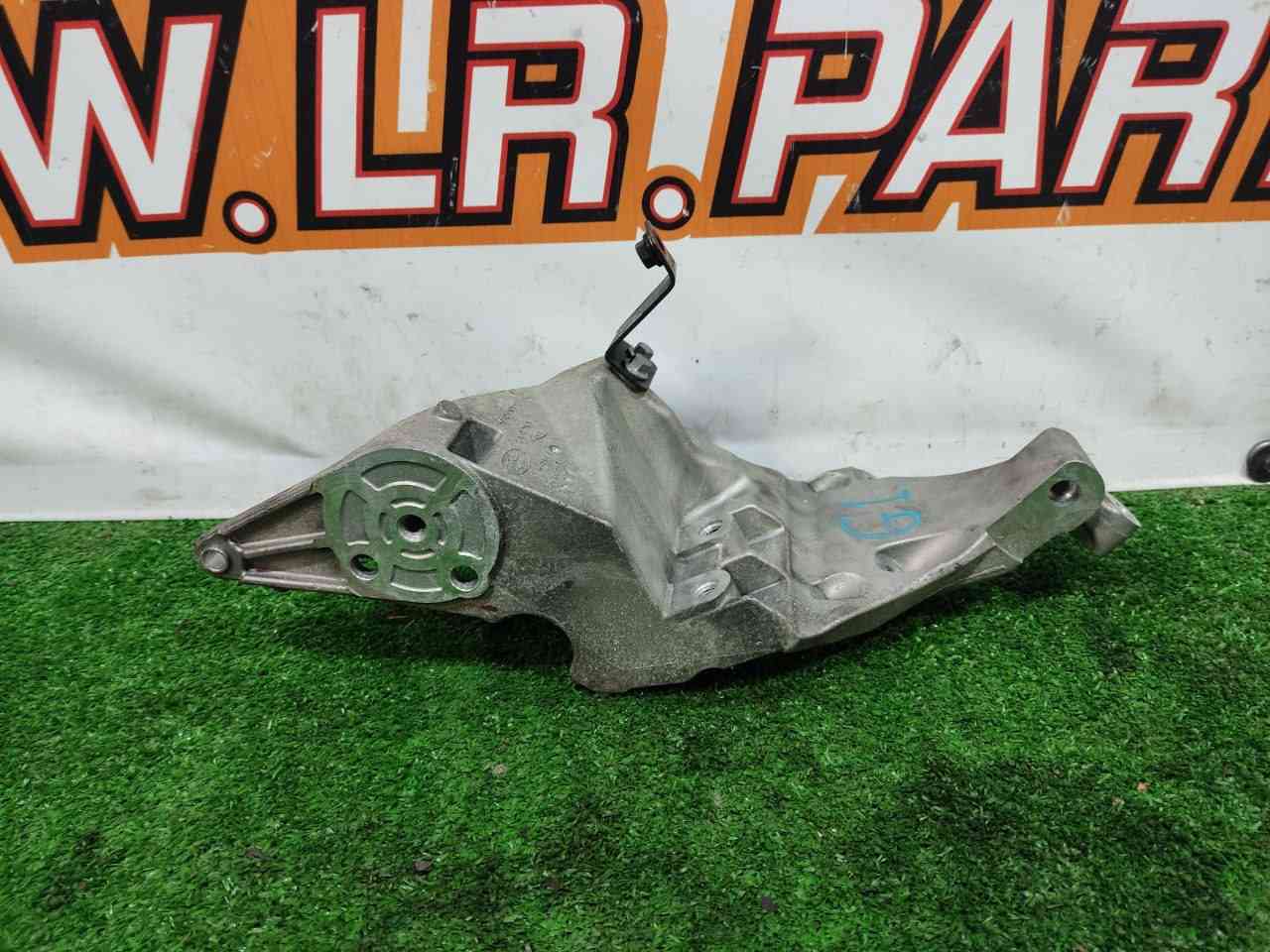 LR065741 Generator Bracket 2.7TD 3.0TD RANGE ROVER SPORT (L494) 2013- Used cost 20 € in stock 1 pcs.