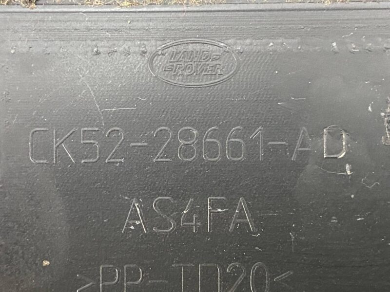 LR066627 Access cover to the lamp left Range Rover L405 (2013-2021) Used cost 20 € in stock 4 pcs.
