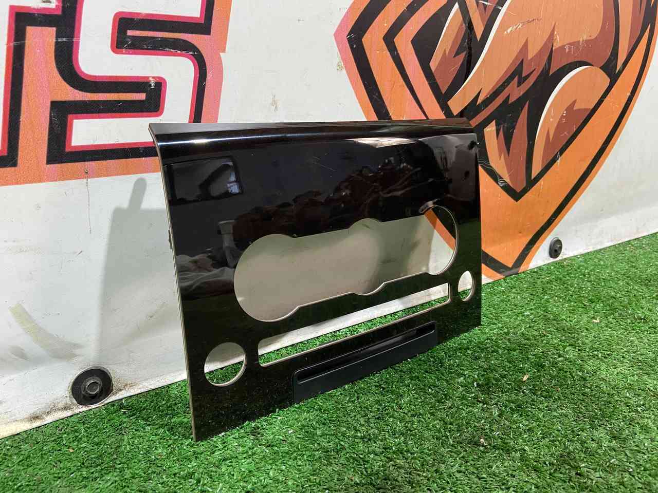 LR067271 Front panel trim Range Rover L405 (2013-2021) Used cost 100 € in stock 3 pcs.