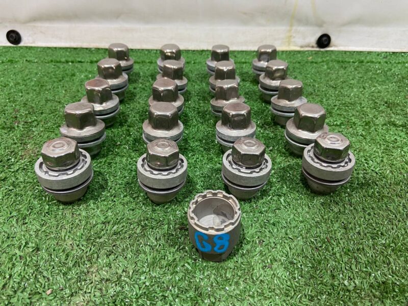 LR068126 Set of wheel nuts and locks Range Rover Sport L494 (2014-2022) Used cost 75 € in stock 1 pcs.