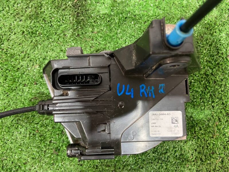 LR070430 Used RANGE ROVER VELAR Rear Right door lock cost 35 € in stock 13 pcs.